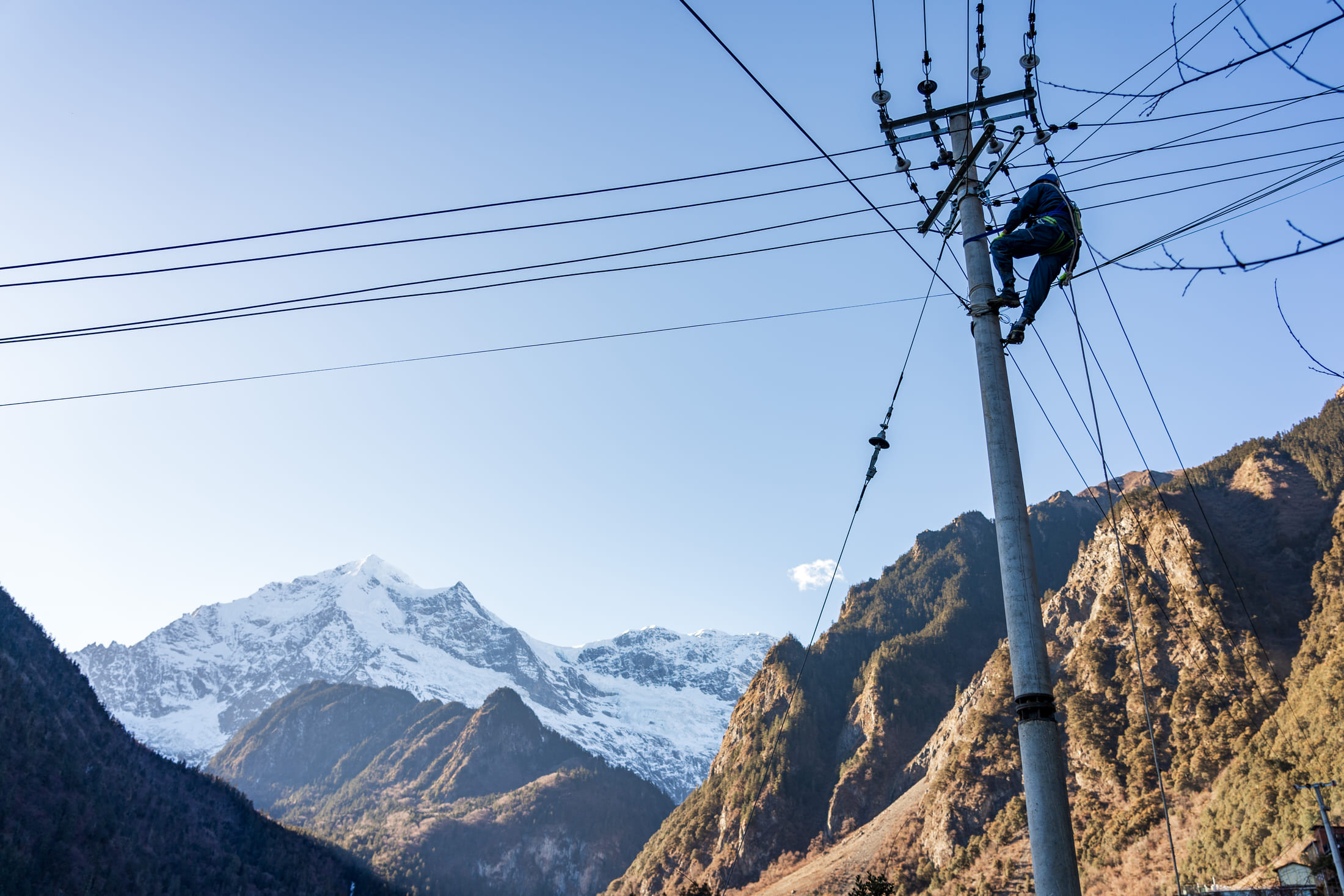 Wangden inspects power transmission lines in Yubeng Village, Deqen County, Yunnan Province